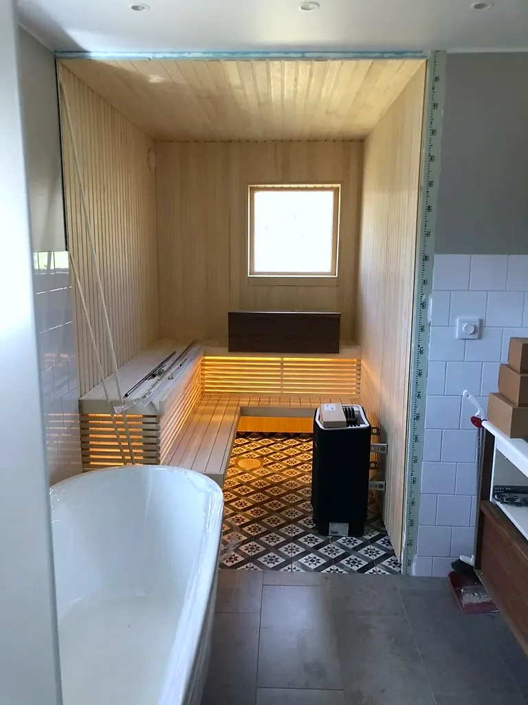 Bastun och badkaret under färdigställandet