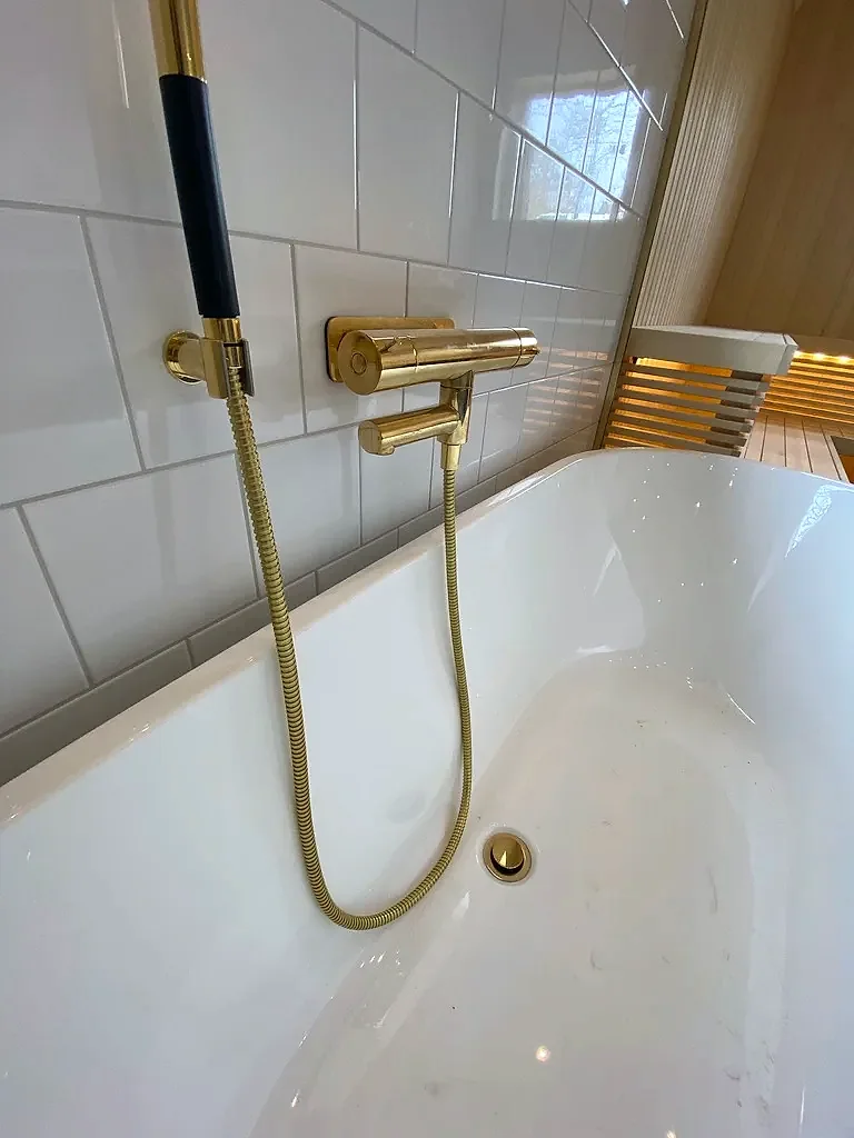 Frilagt badkar med armatur i mässing