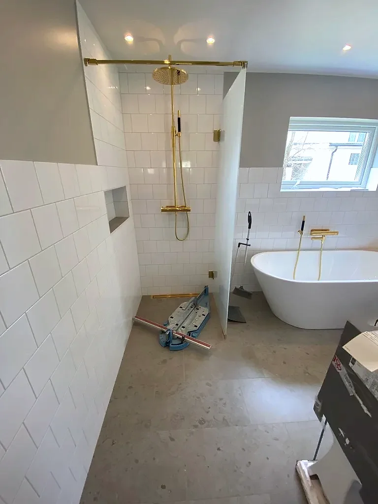 Dusch och badkar under färdigställandet