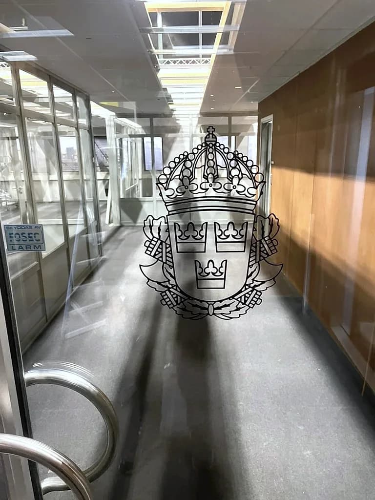 Glasdörr med polisemblem i Beck-kulissen