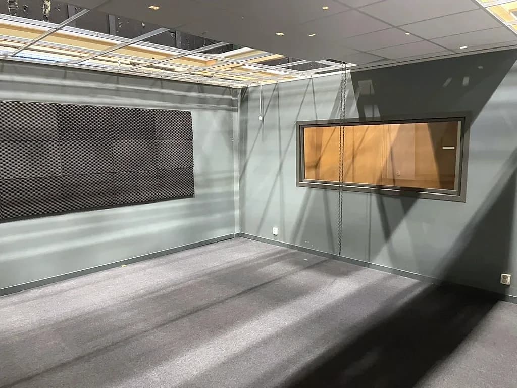 Rum med invändigt fönster och väggdetaljer i polisstationskulissen