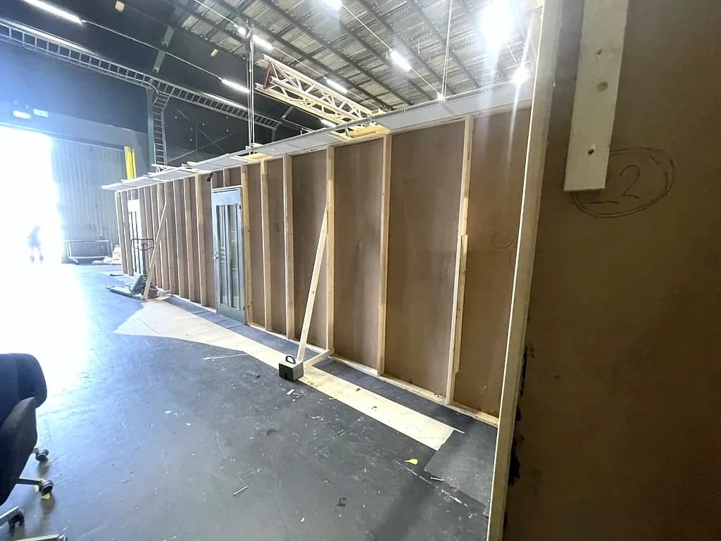 Polisstationens kulissväggar sedda från baksidan i studion