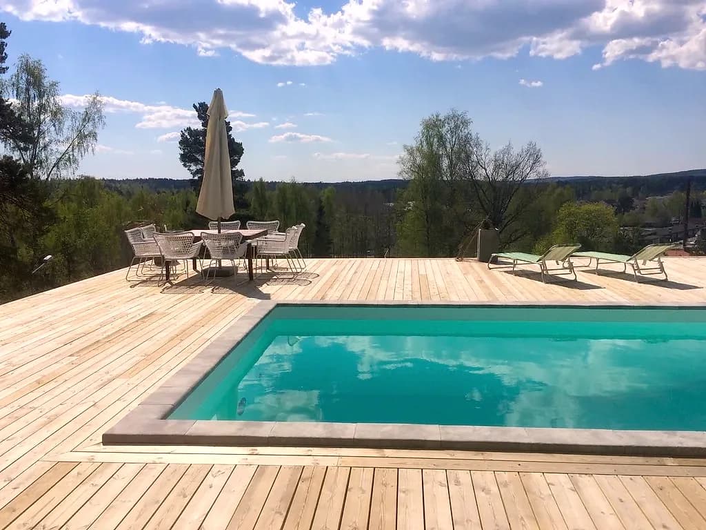 Poolen och den nya trallen med utsikt