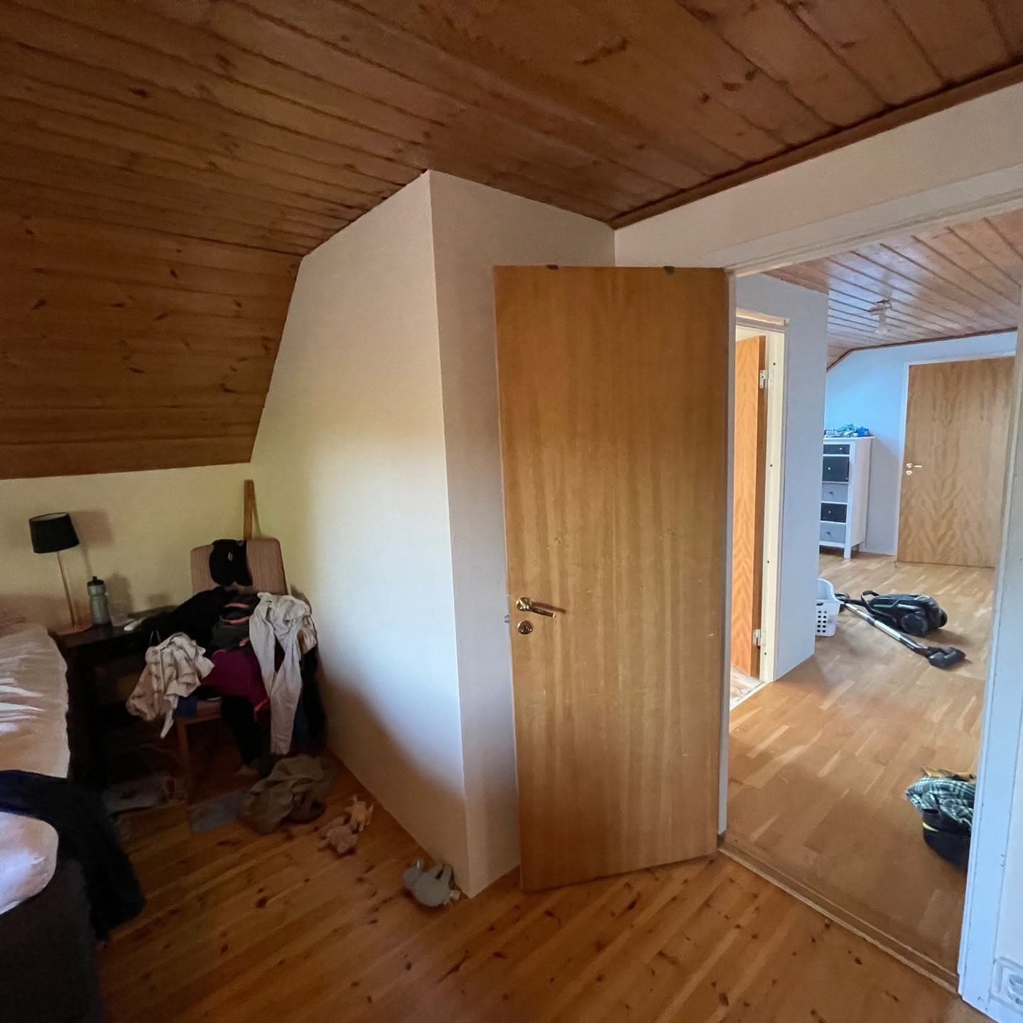 Övervåningen före: låg takhöjd och lite ljus