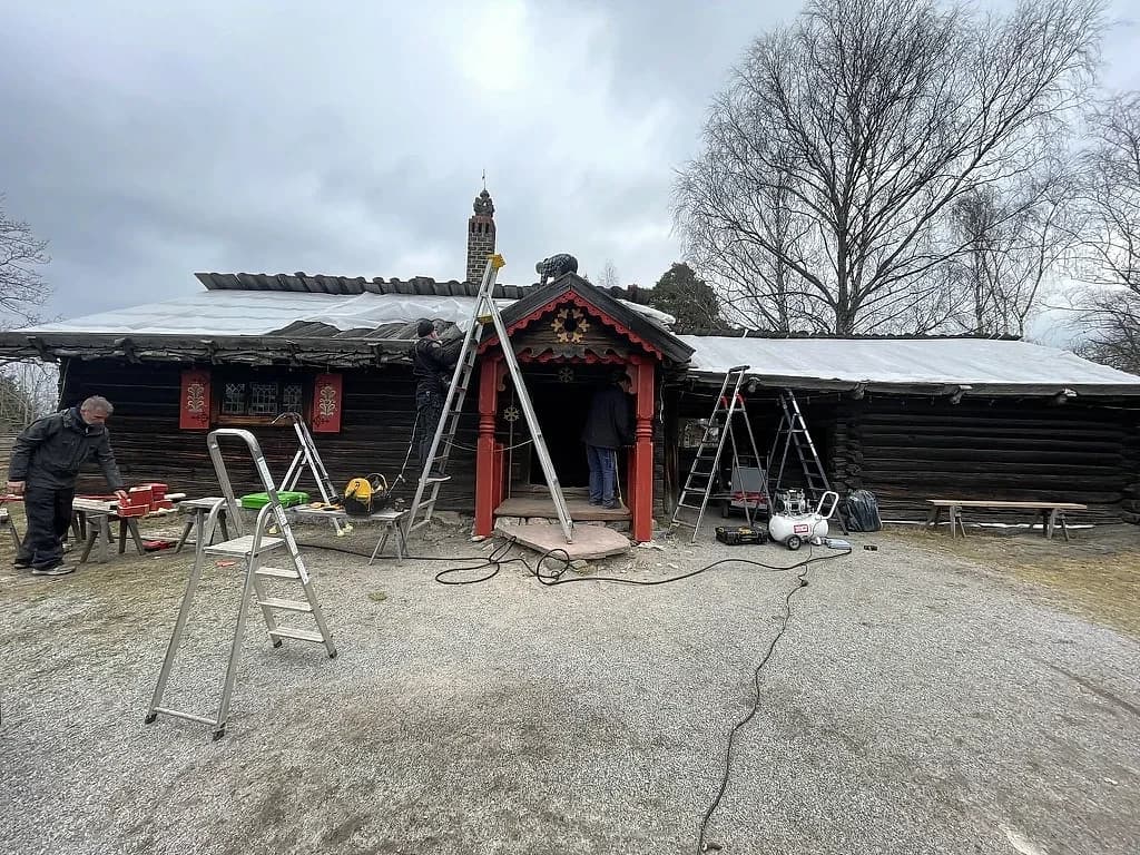 Arbetet med tomtens hus på Skansen, med bygglaget på plats