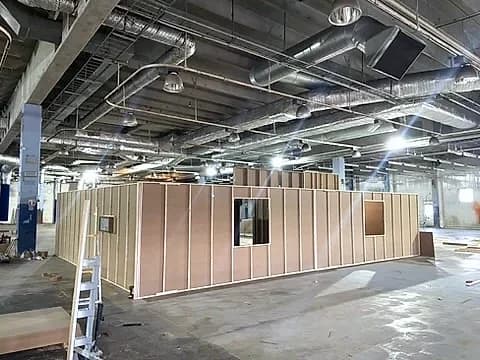 Radhusets kulissväggar under uppbyggnad i lagerlokalen i Fittja