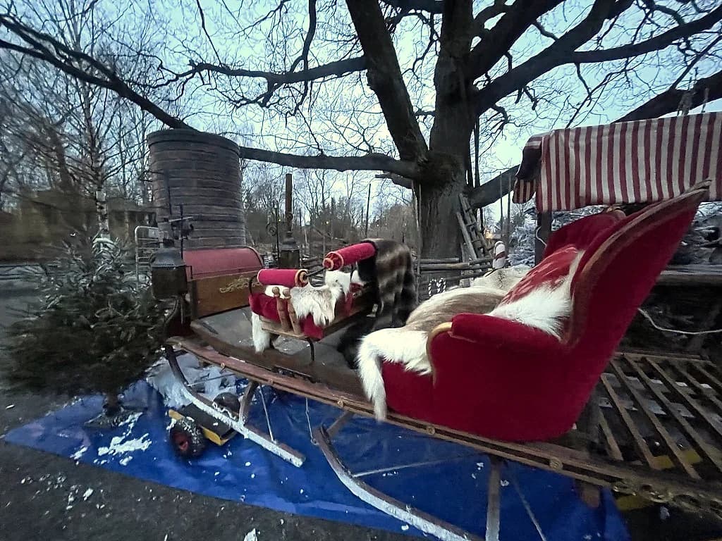 Släde i inspelningsmiljön på Skansen under förberedelserna