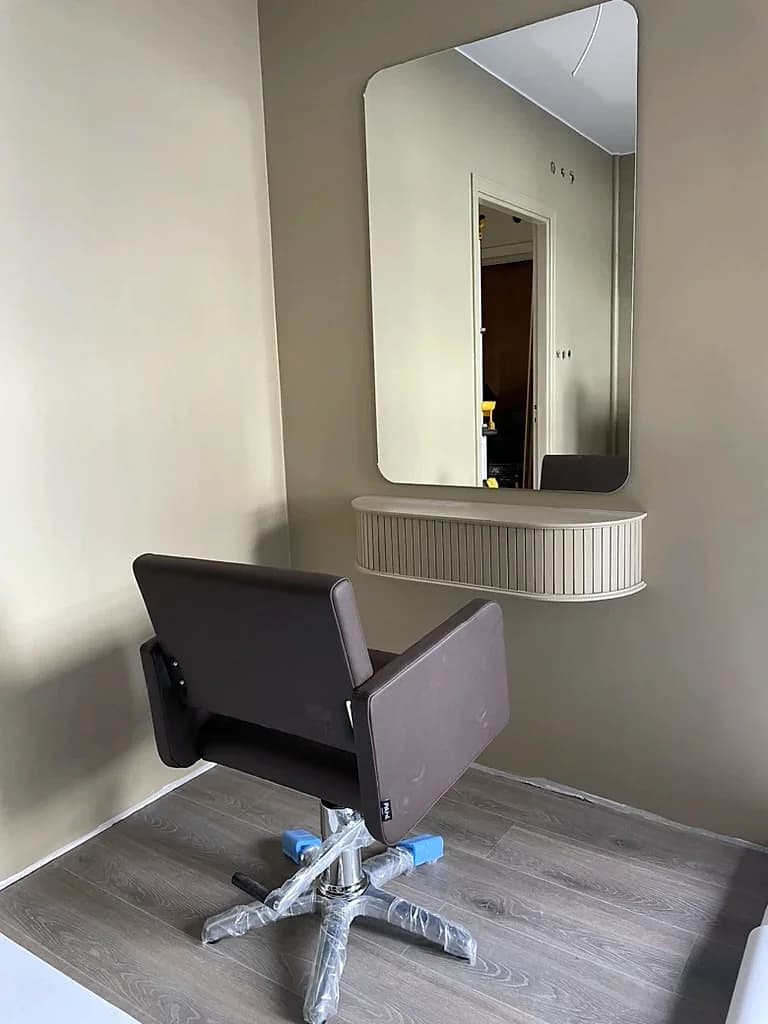 Arbetsstation med spegel och räfflad front under färdigställandet