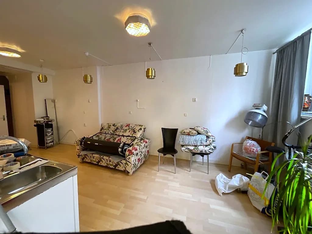 Före renoveringen: lokalen med de gamla pendlarna