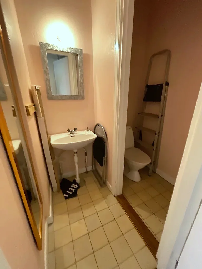 Före renoveringen: hygienutrymmet
