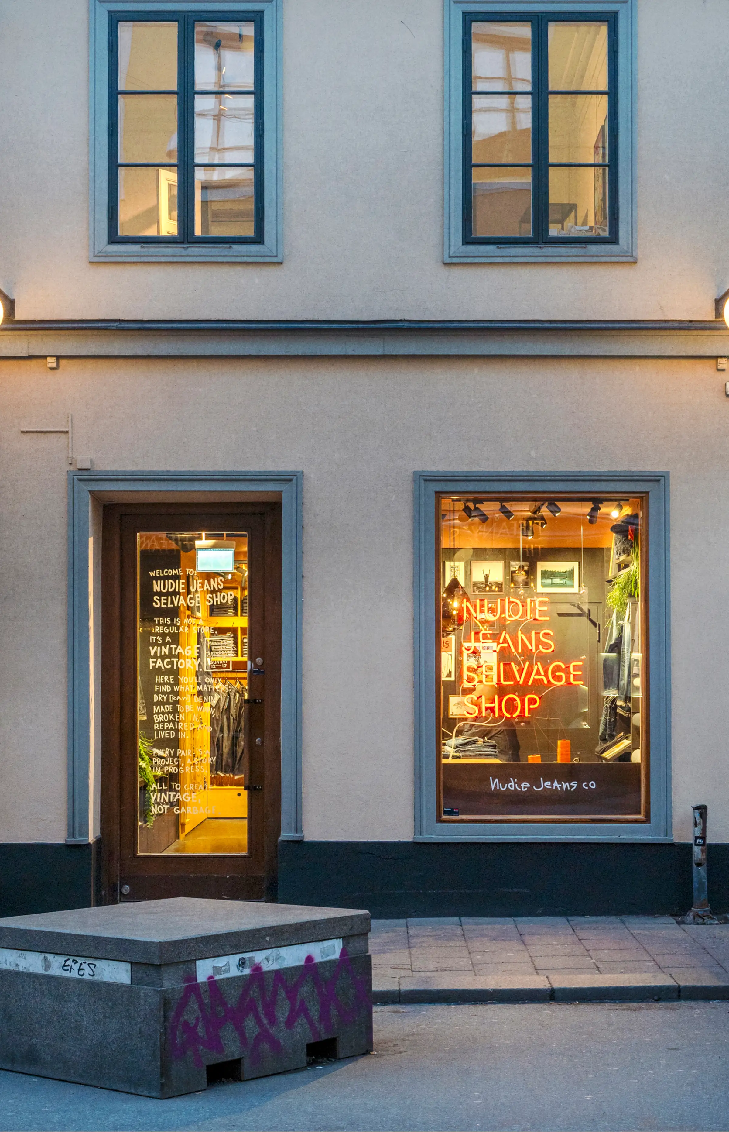 Fasaden mot Götgatan i skymningen