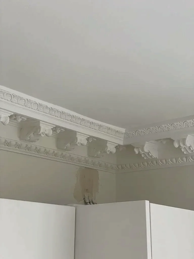 Konsollisten i stuckatur under arbetet