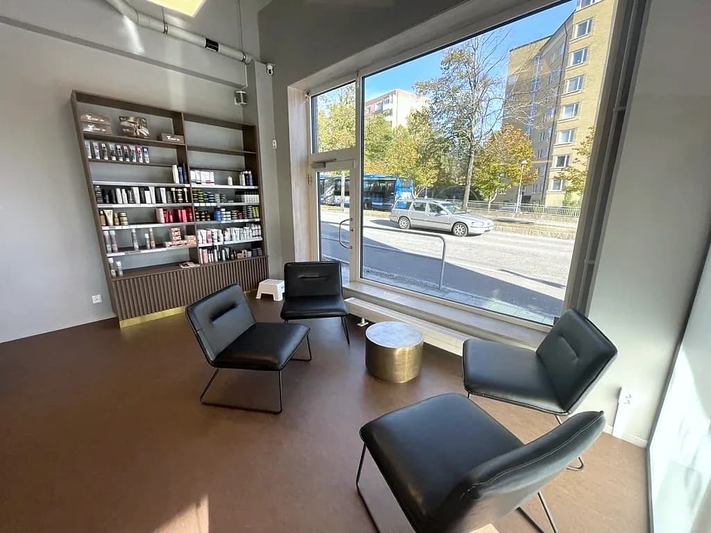 Vänthörna och produktvägg vid salongens stora fönster